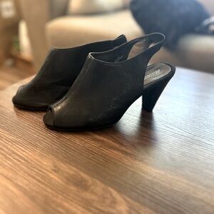 Aerosols 8.5 wide black leather peep toe sling back pumps